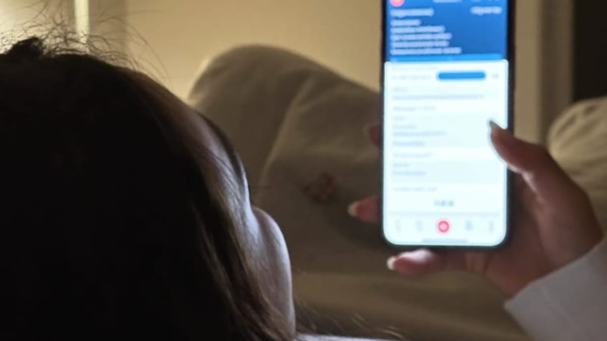 Instrumento analógico con indicadores ámbar conectado a varias salidas de luz