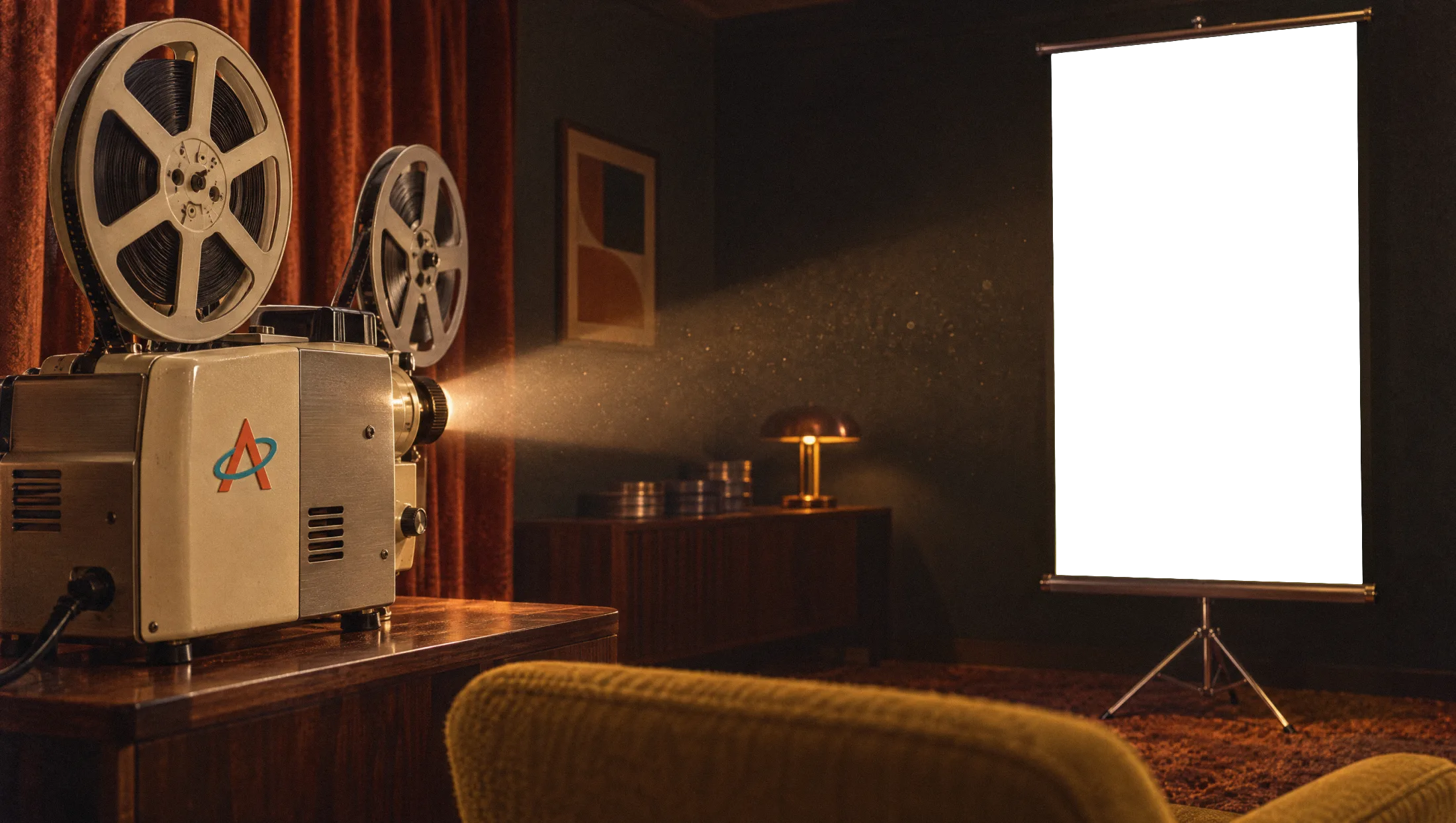 Una salita de proyección de los setenta a oscuras: un proyector Super 8 de esmalte crema con la placa de Aether Labs, sobre una mesa de nogal, lanza su haz de luz entre el polvo hasta una pantalla vertical de trípode, donde se proyecta EL ARTE, la pieza que hicimos para Artiverse.