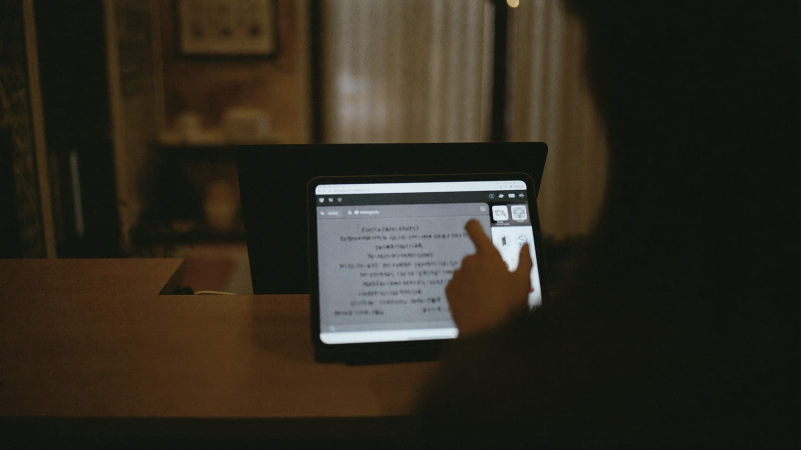 Una recepción cerrada de noche con una tablet atendiendo conversaciones de clientes