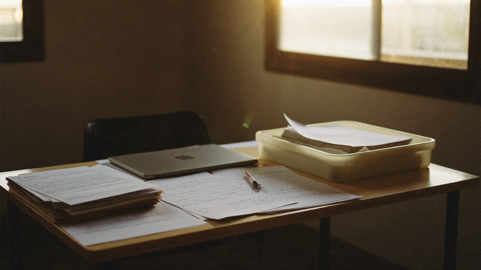 Una mesa de trabajo recogida al final del día: el trabajo repetitivo se ha hecho solo