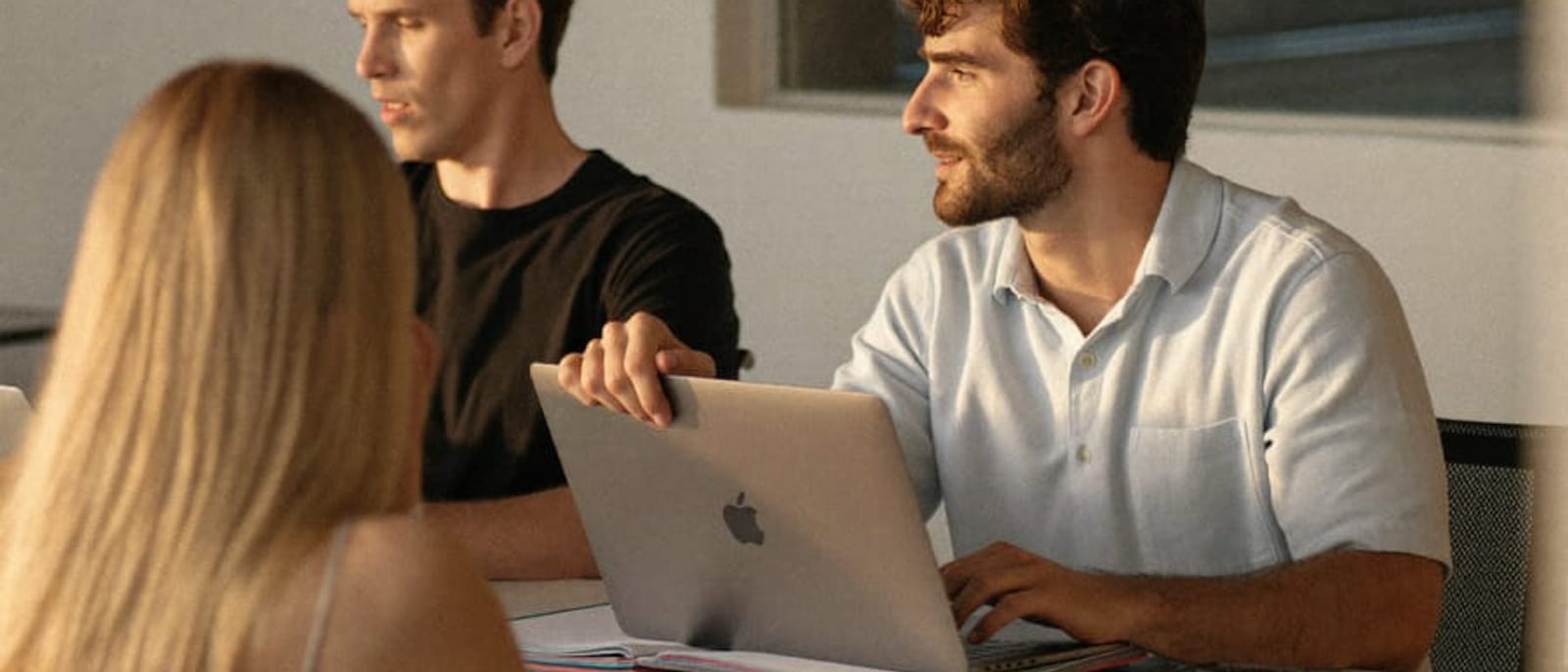 Un equipo en un taller práctico de IA trabajando sobre sus propios casos reales