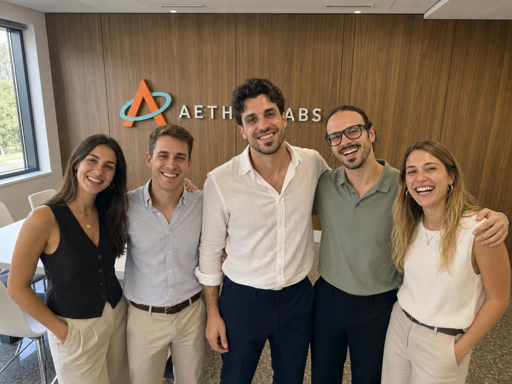 El equipo montado para un proyecto, cinco personas juntas en la oficina.