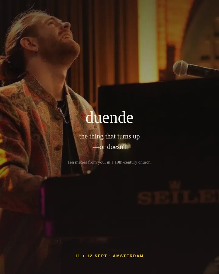 Post «duende» con un músico al piano en la iglesia.